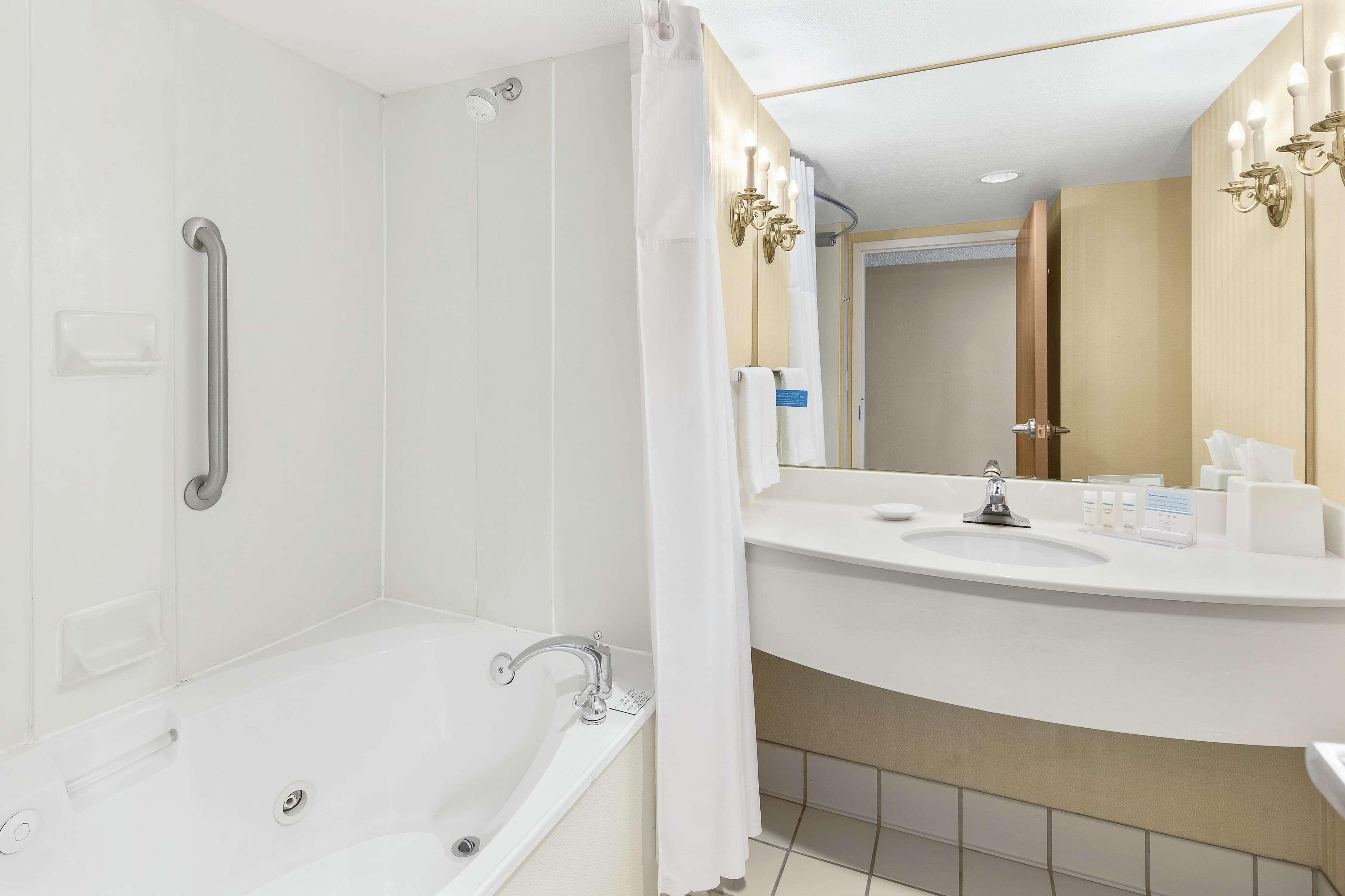 Hampton Inn Columbus-North Екстериор снимка