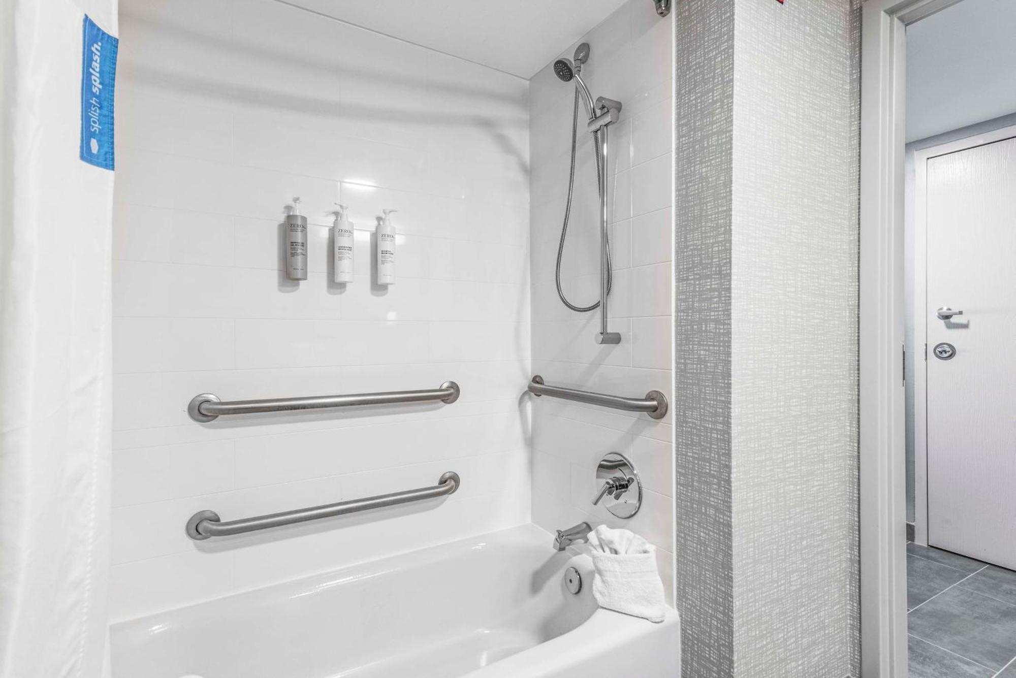 Hampton Inn Columbus-North Екстериор снимка