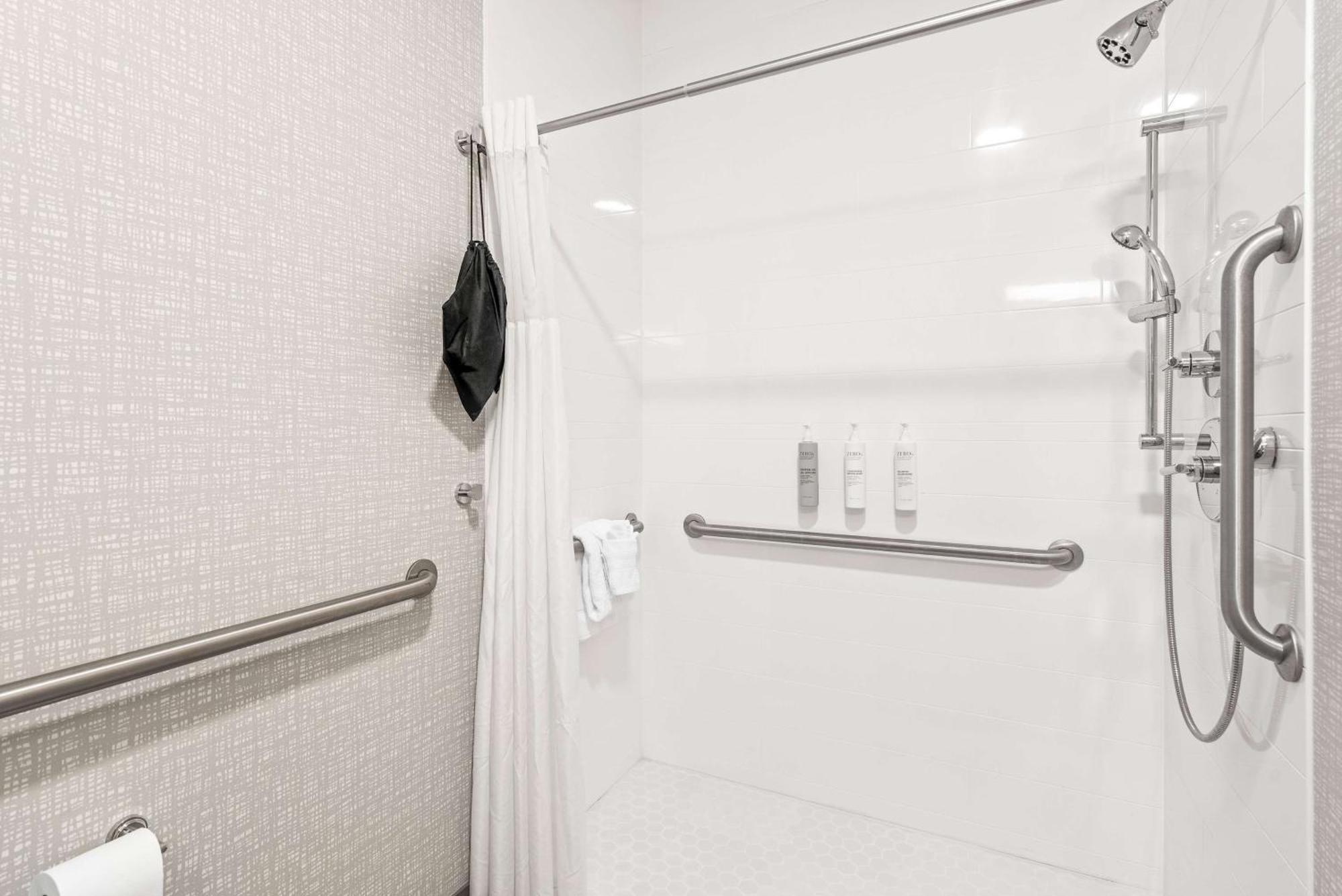 Hampton Inn Columbus-North Екстериор снимка