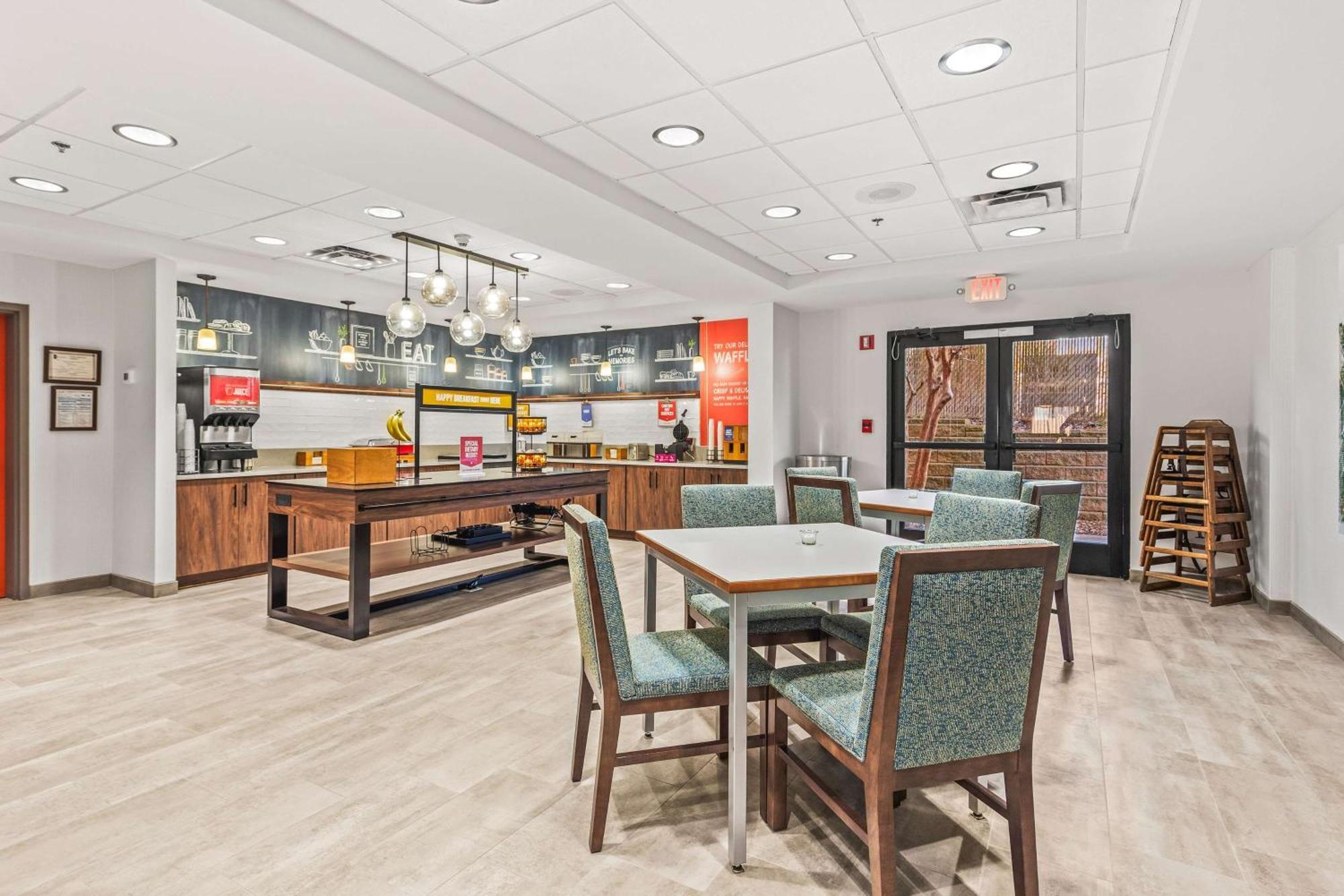 Hampton Inn Columbus-North Екстериор снимка