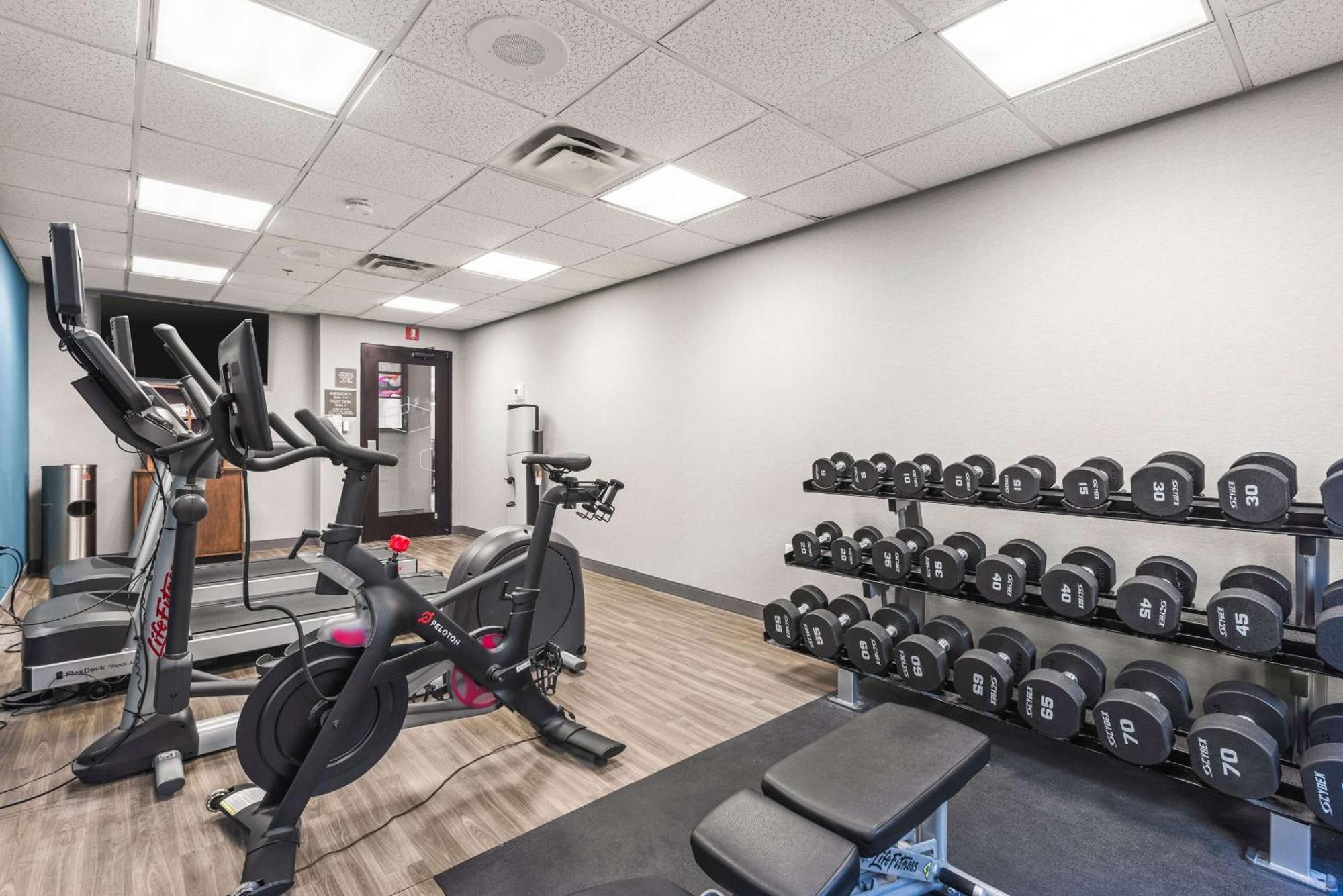 Hampton Inn Columbus-North Екстериор снимка