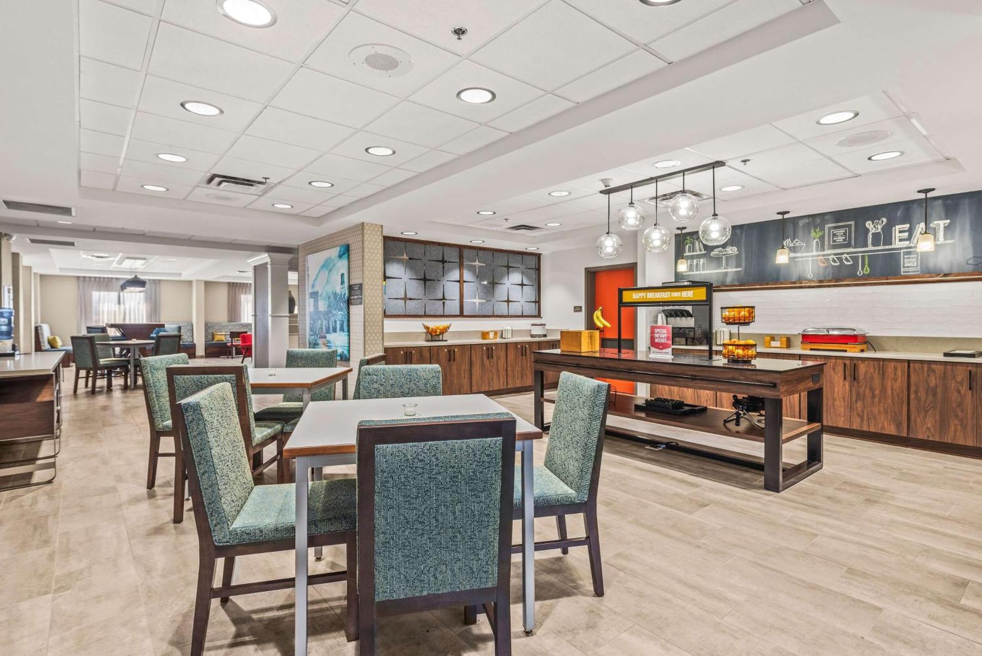 Hampton Inn Columbus-North Екстериор снимка