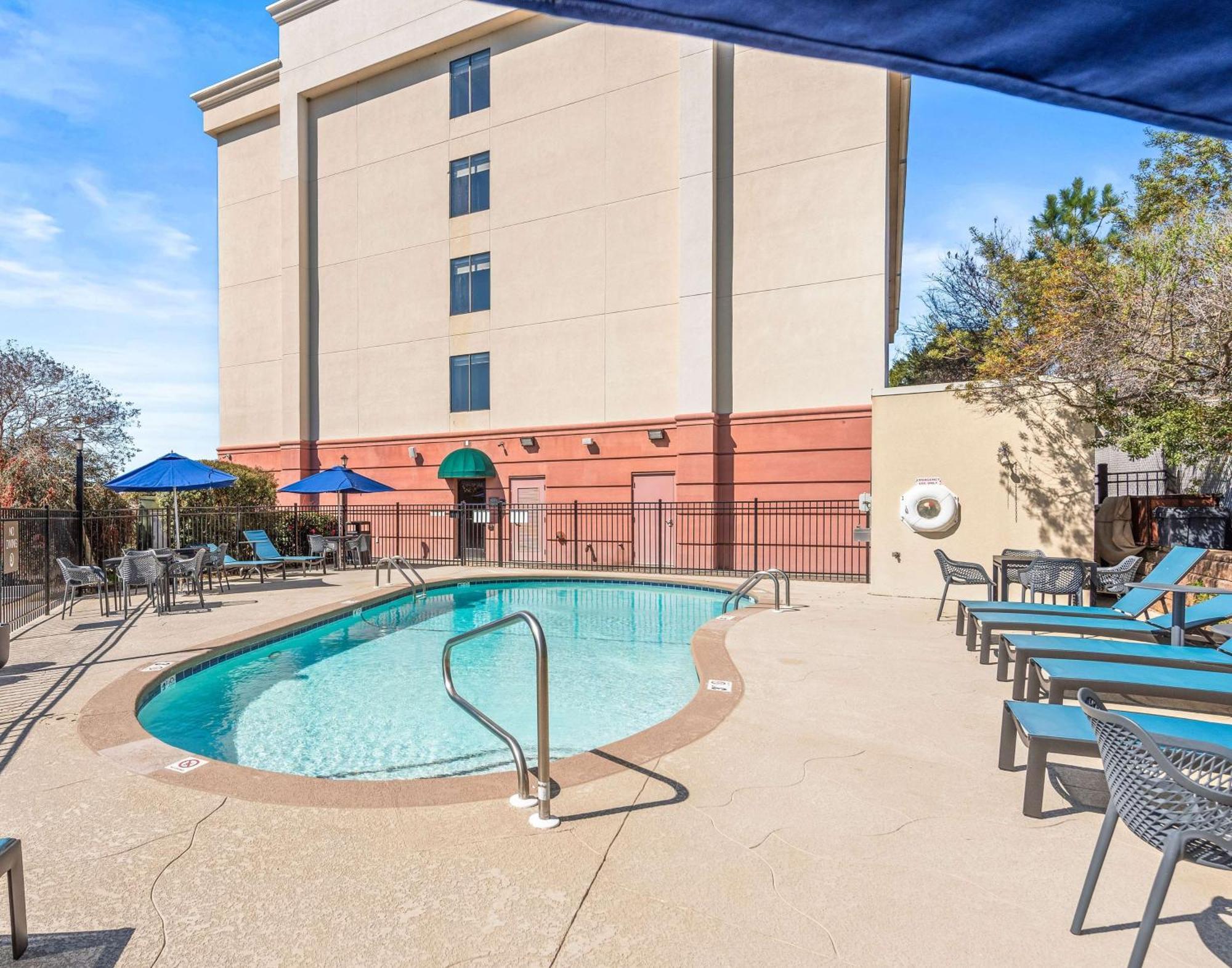 Hampton Inn Columbus-North Екстериор снимка