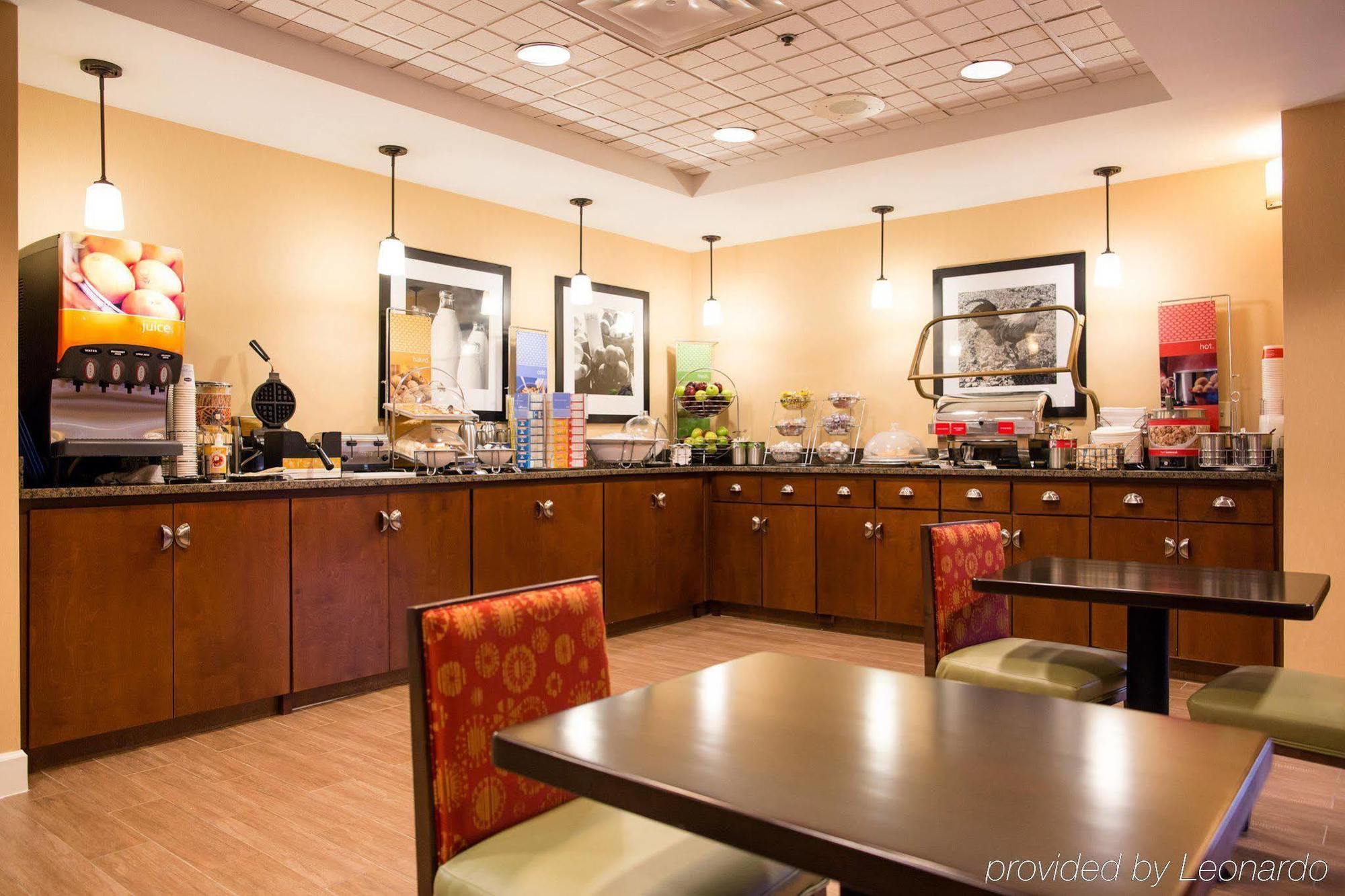 Hampton Inn Columbus-North Екстериор снимка