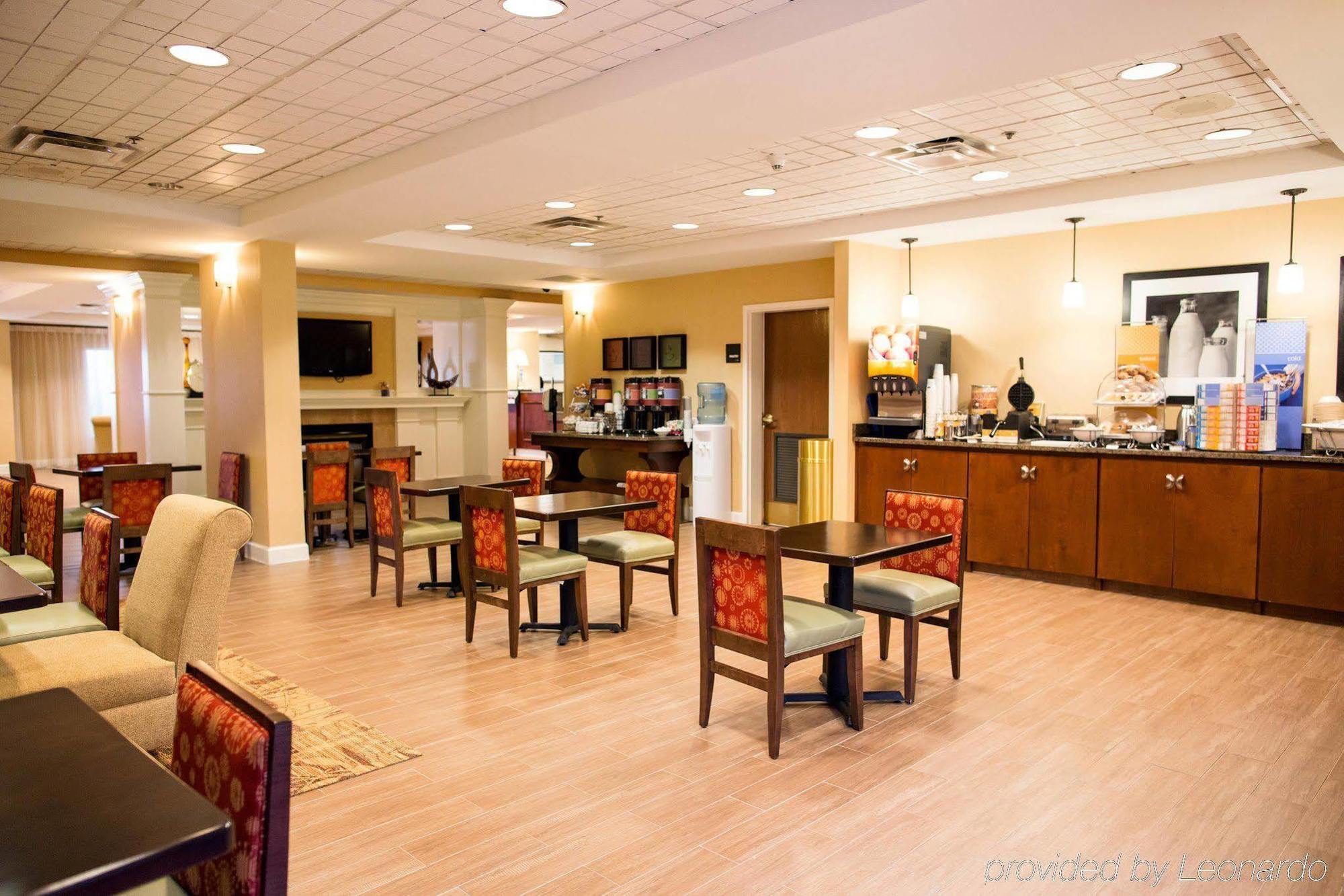 Hampton Inn Columbus-North Екстериор снимка