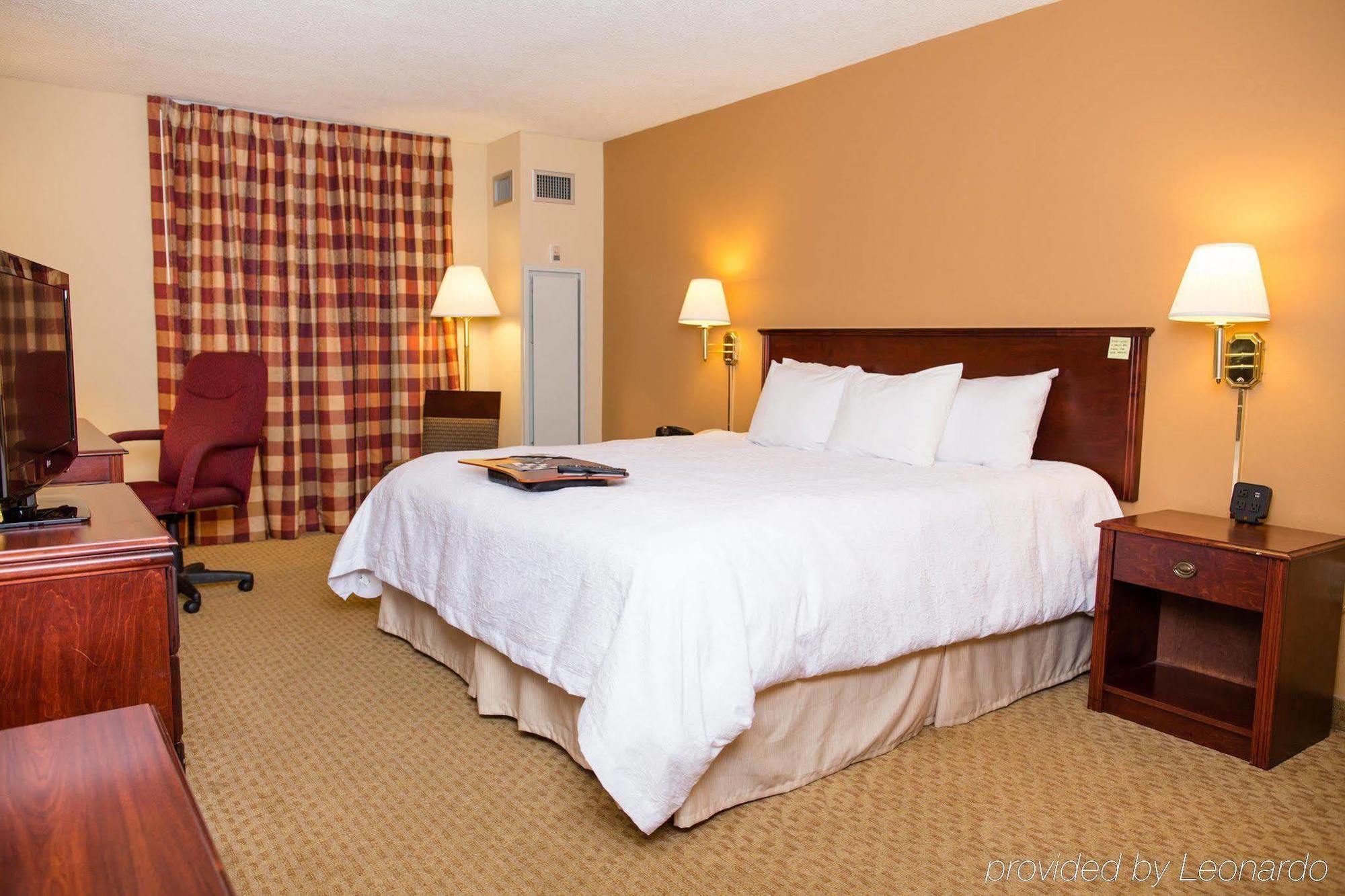 Hampton Inn Columbus-North Екстериор снимка