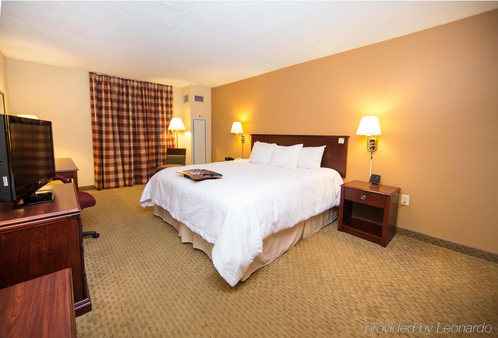 Hampton Inn Columbus-North Екстериор снимка