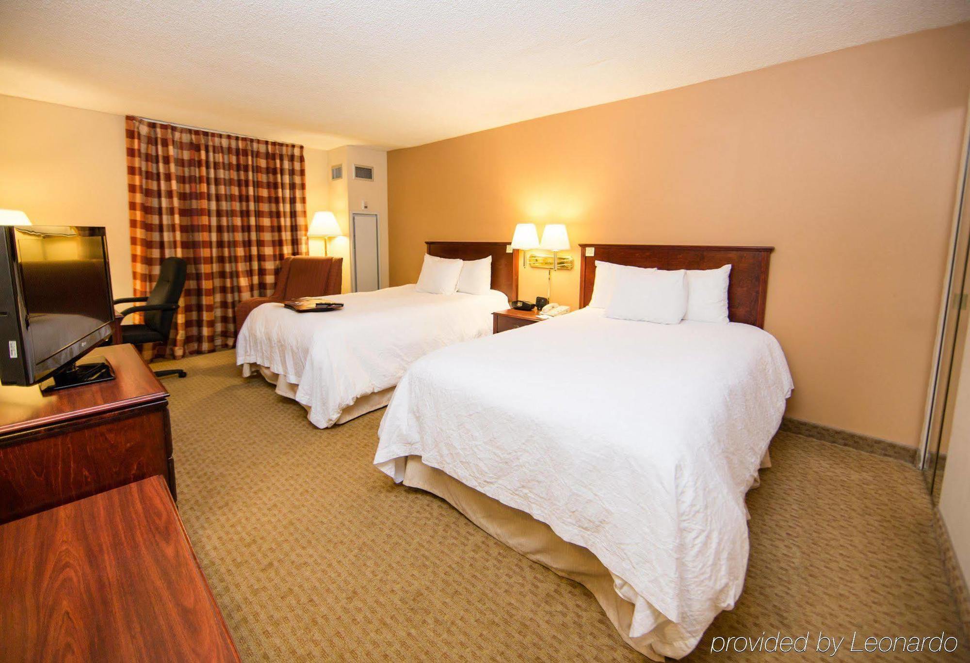 Hampton Inn Columbus-North Екстериор снимка