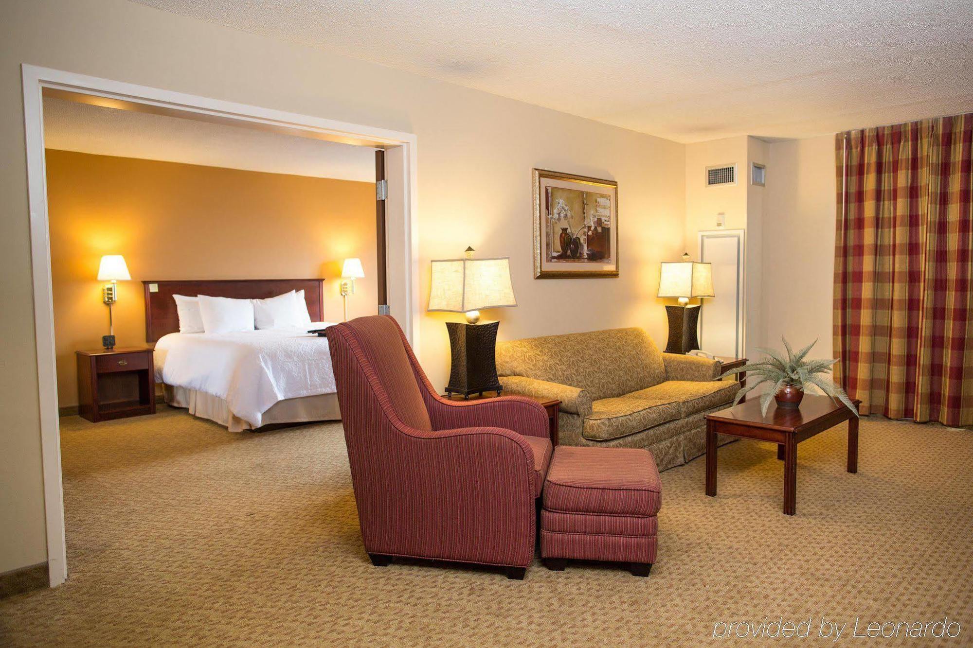 Hampton Inn Columbus-North Екстериор снимка